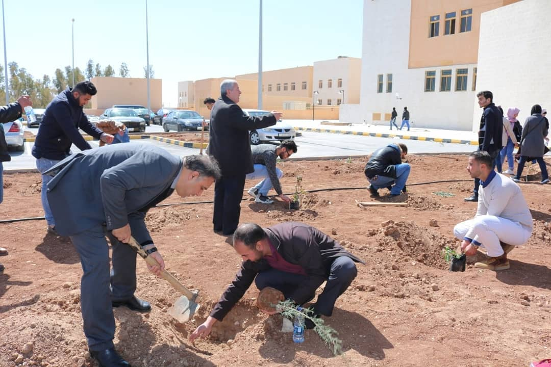 نشاط طلابي لزراعة أشتال متنوعة في كلية العلوم 